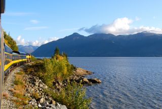 Vacker vy över Alaska Railroad and Turnagain Arm foto Nicole Geils