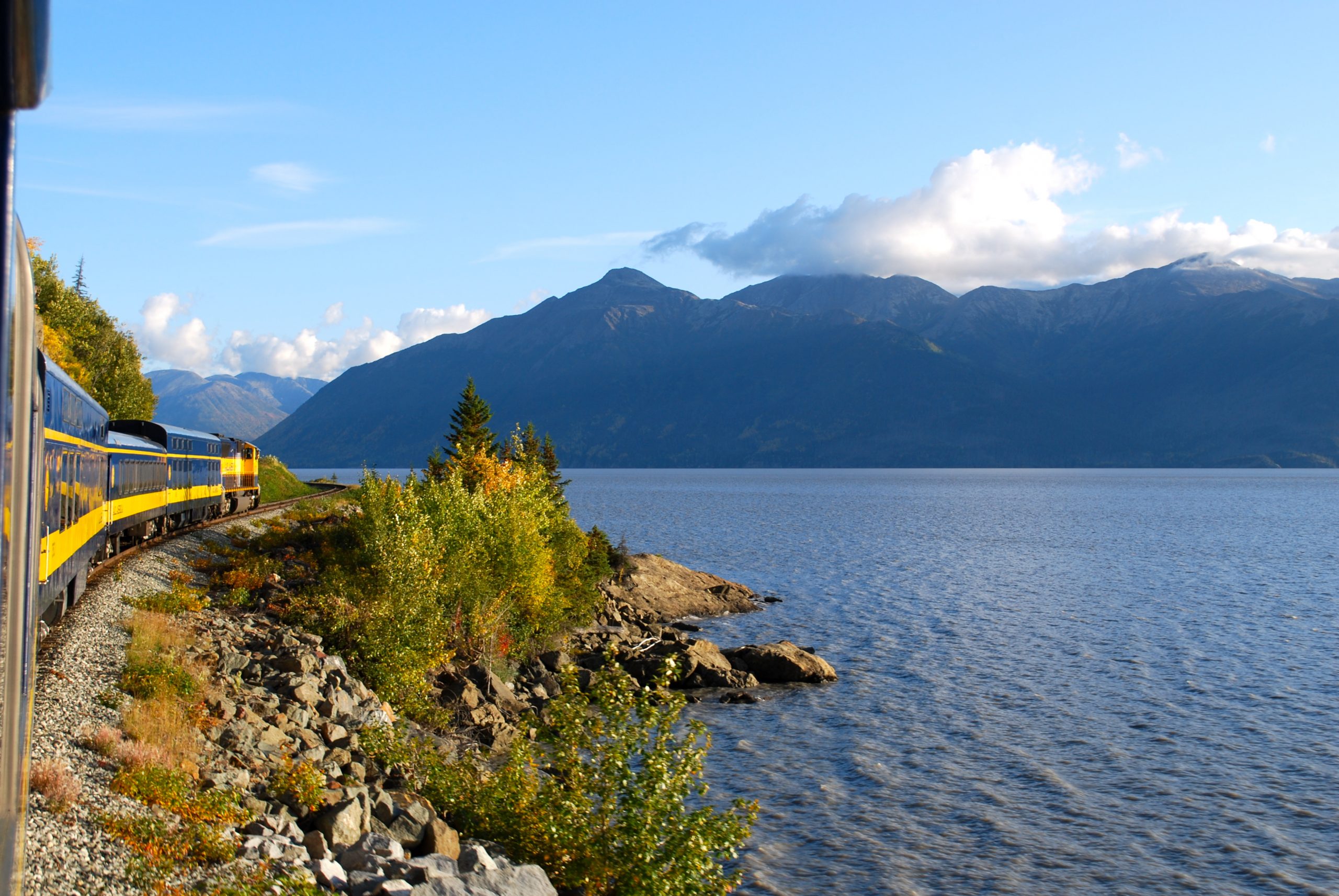 Vacker vy över Alaska Railroad and Turnagain Arm foto Nicole Geils