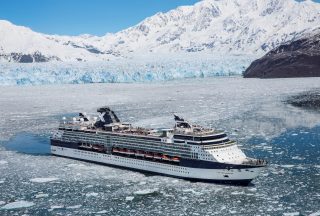 Celebrity Millennium fartyg i Hubbard Glacier i Alaska