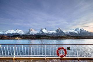 De sju systrarna/De syv sostre Alstenoya Norge isberg i fjärran och livboj ombord fartygsdäck