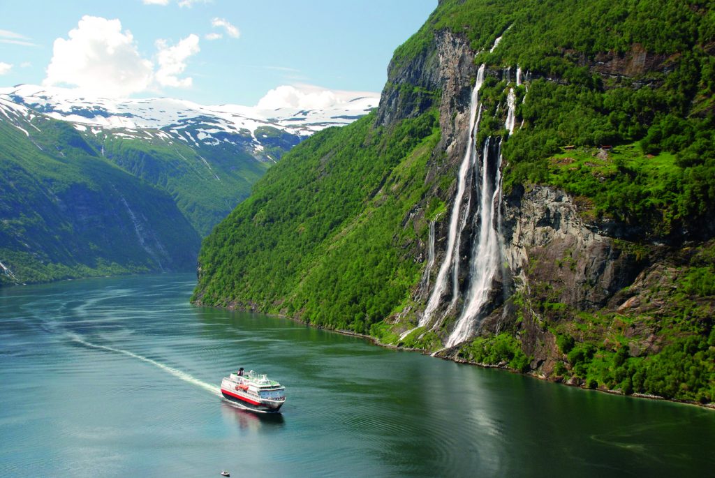 Geiranger Norge, vattenfall längs klippberg
