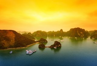 Vacker solnedgång i Halong Bay Vietnam