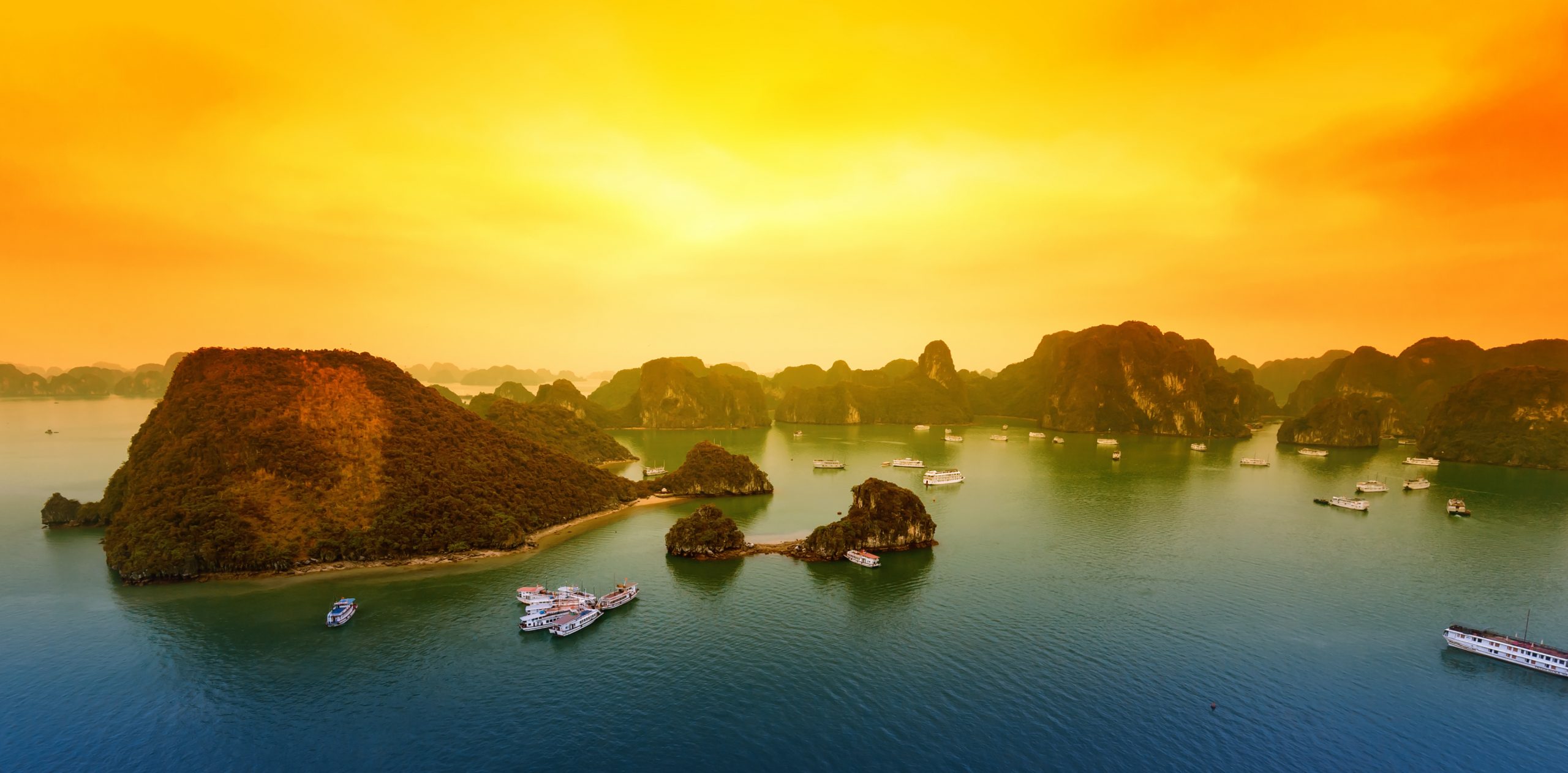 Vacker solnedgång i Halong Bay Vietnam