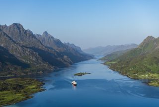 Fartyget MS Kong Harald åker igenom Raftsundet