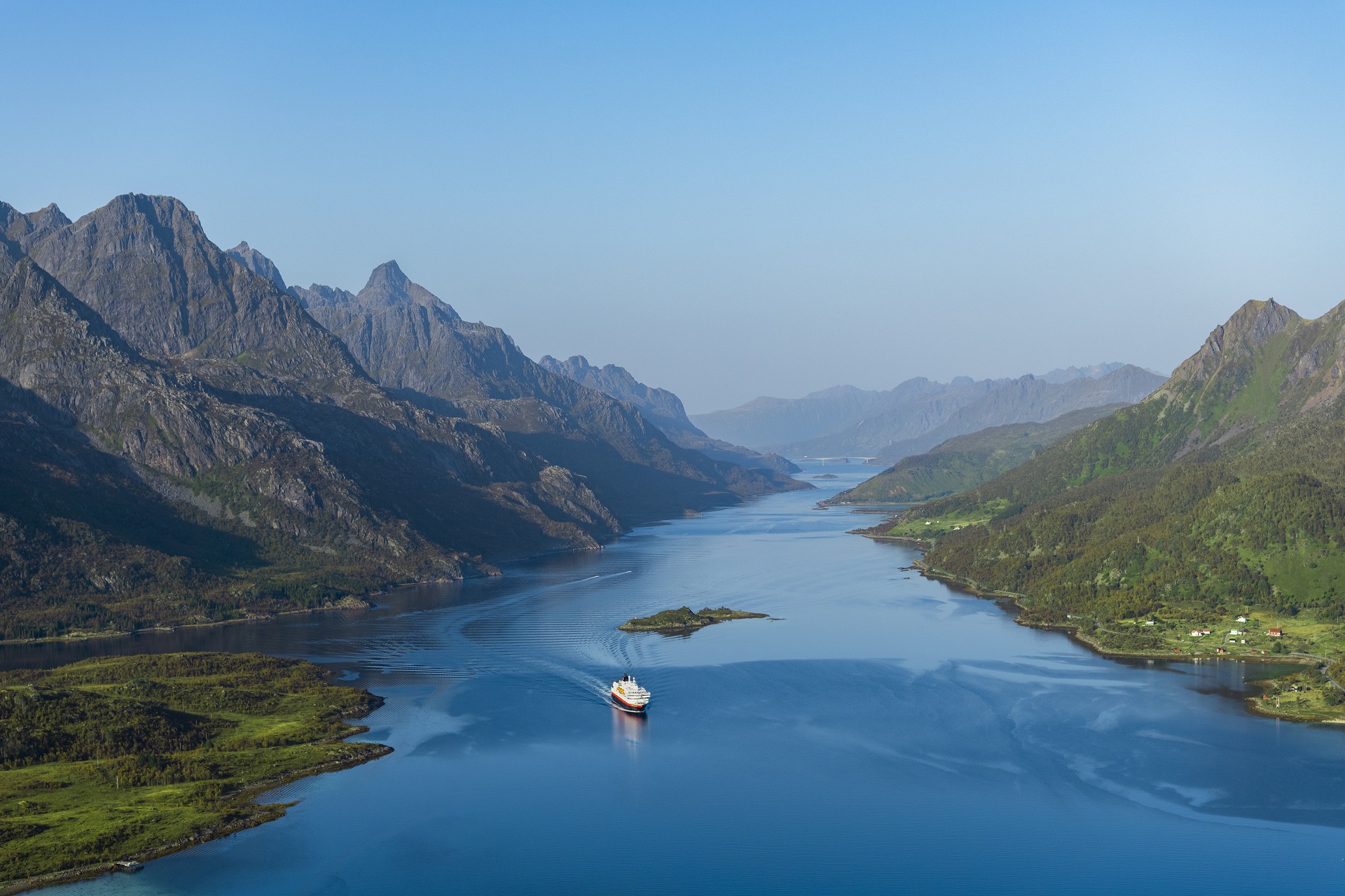 Fartyget MS Kong Harald åker igenom Raftsundet