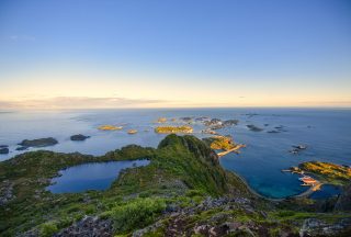 Norska kusten lofoten, vatten och grön natur