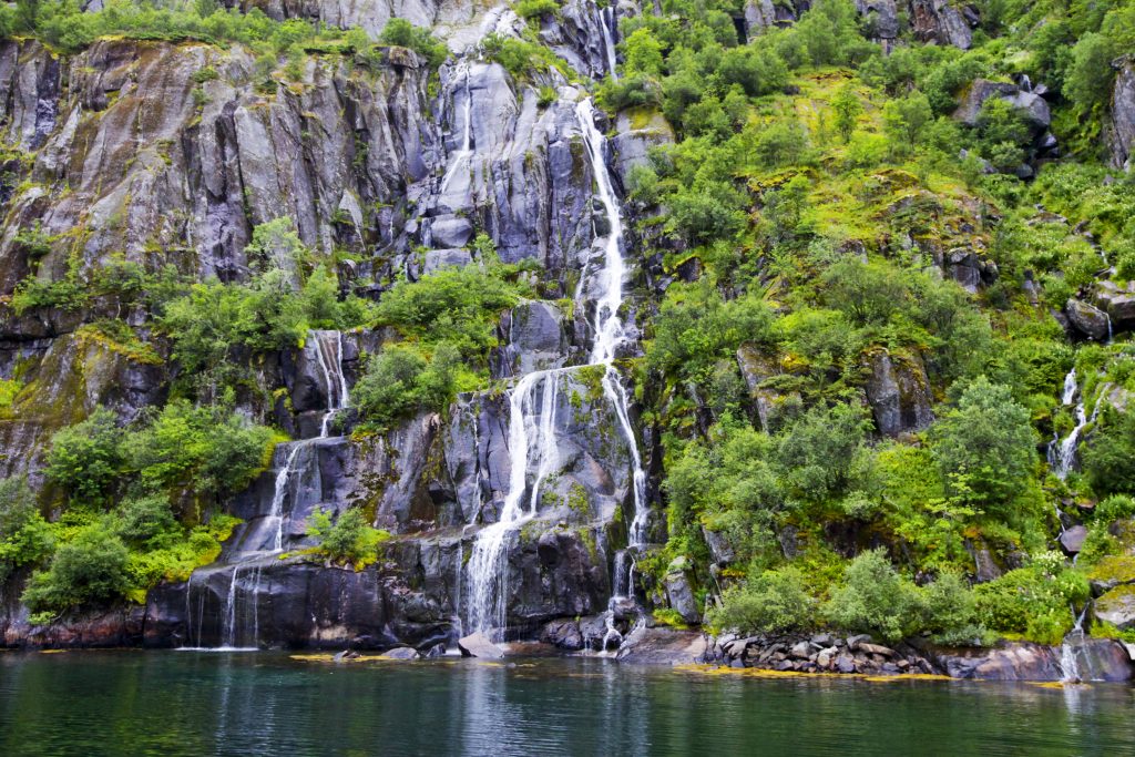 Vackra Trollfjorden Norge, vattenfall längs bergvägg