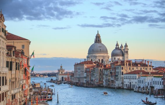 Stadsvy över Venedig i Italien