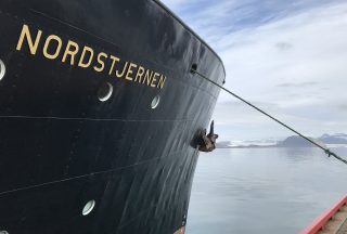 Fartyg Nordstjernen vid hamn i Svalbard