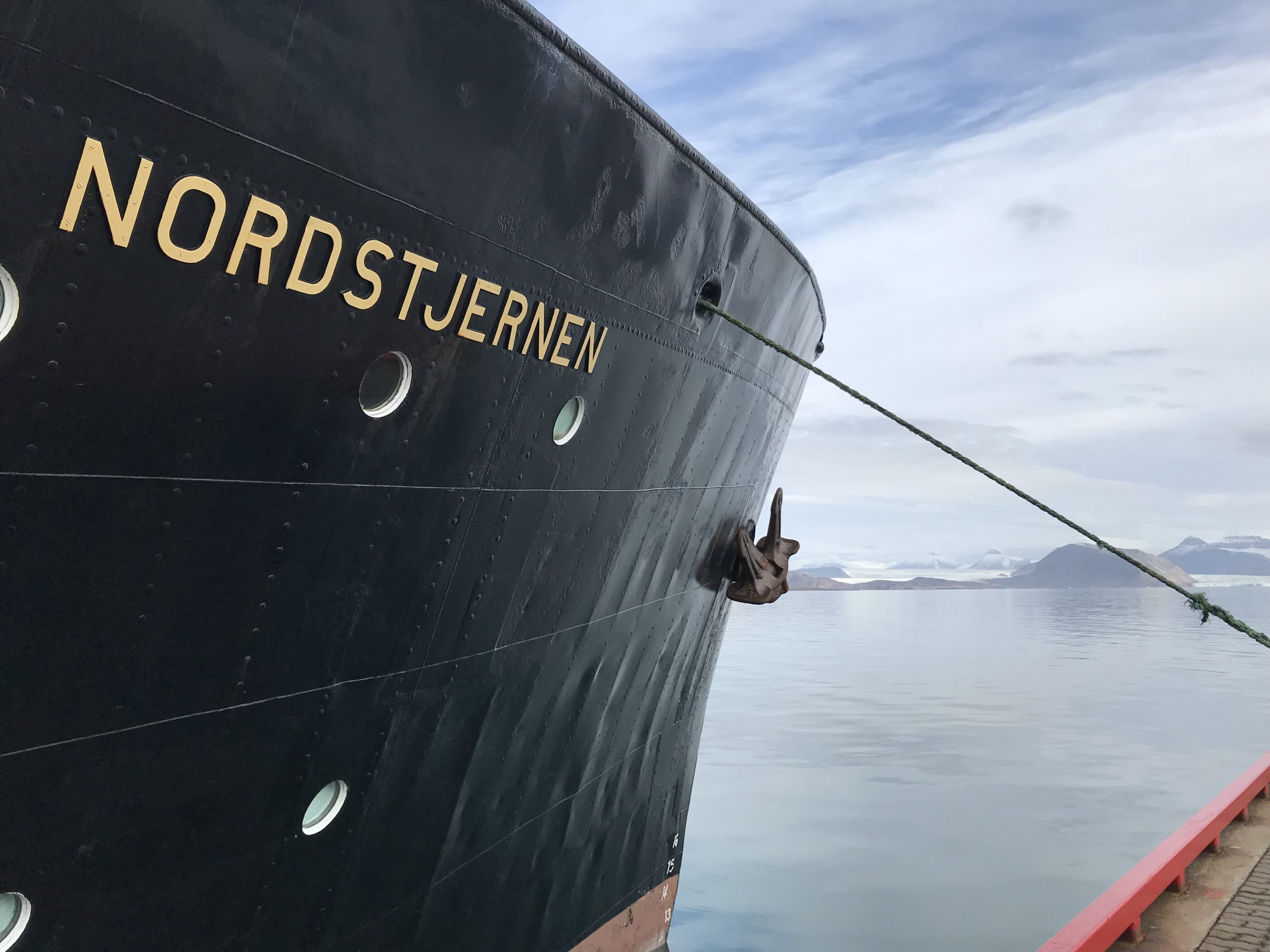 Fartyg Nordstjernen vid hamn i Svalbard