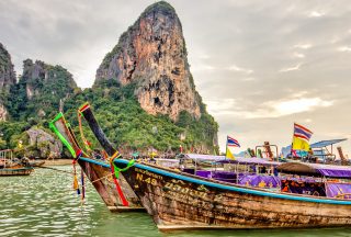 Färgglada båtar i Thailand