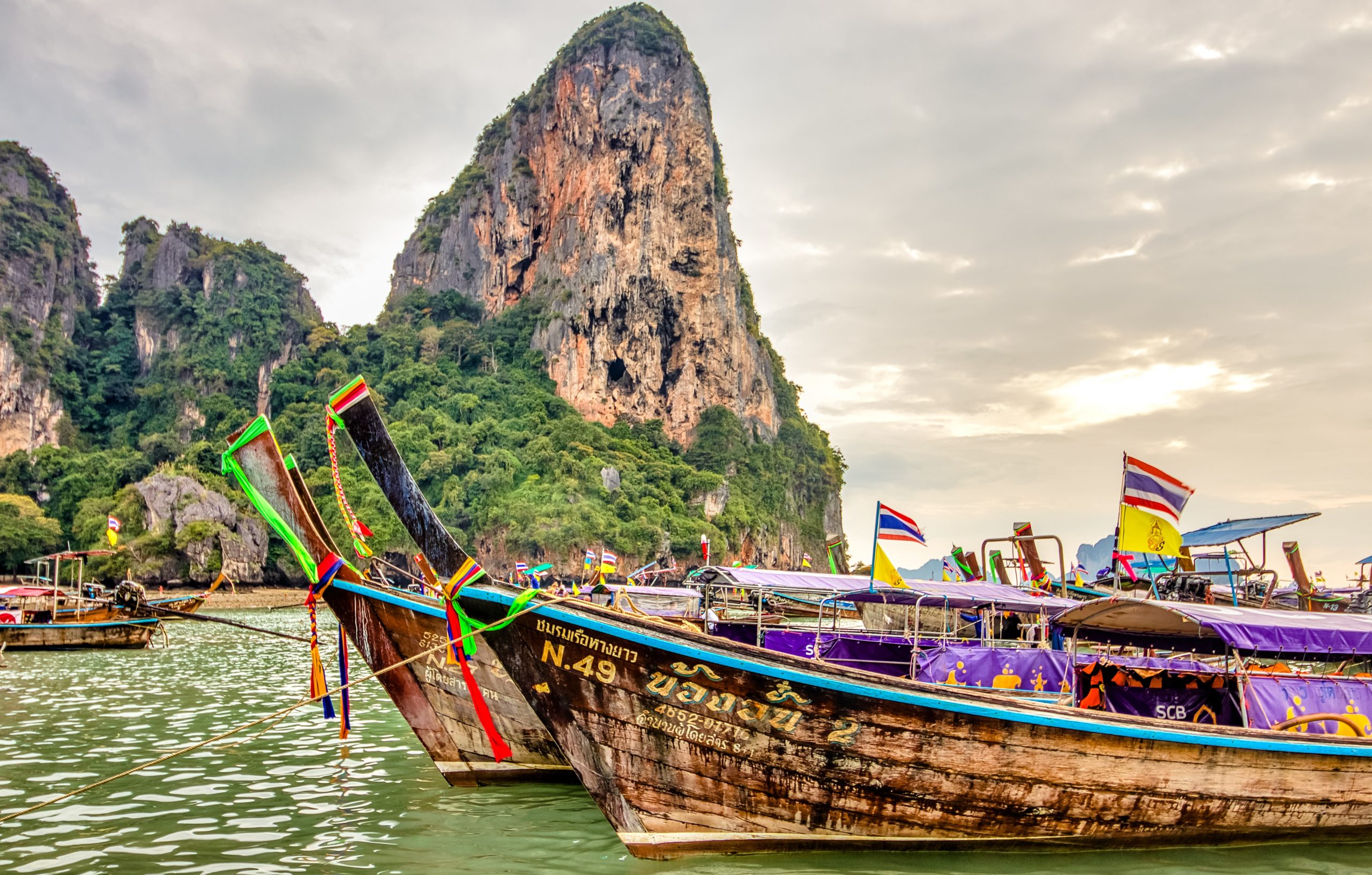 Färgglada båtar i Thailand