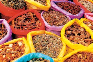 Marknad med kryddor till försäljning i Panama