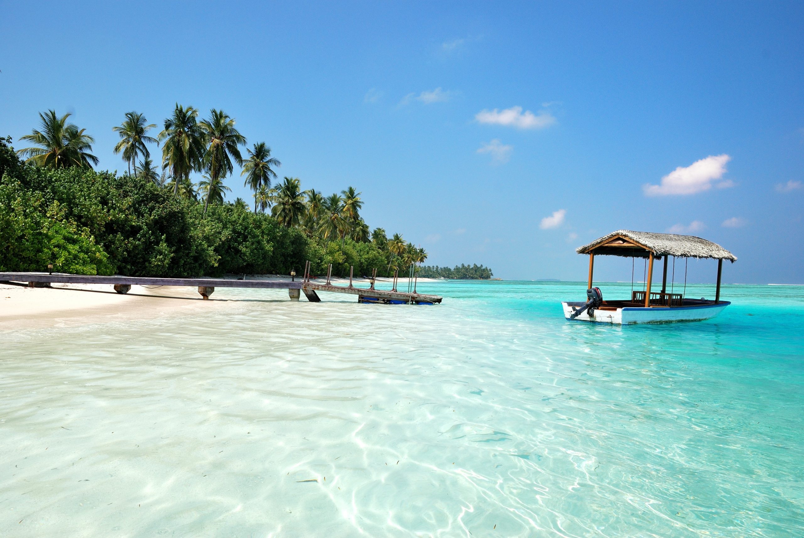 Vit sandstrand i Maldiverna med turkosblått hav