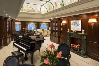 Piano i "drawing room" ombord Azamara Journey