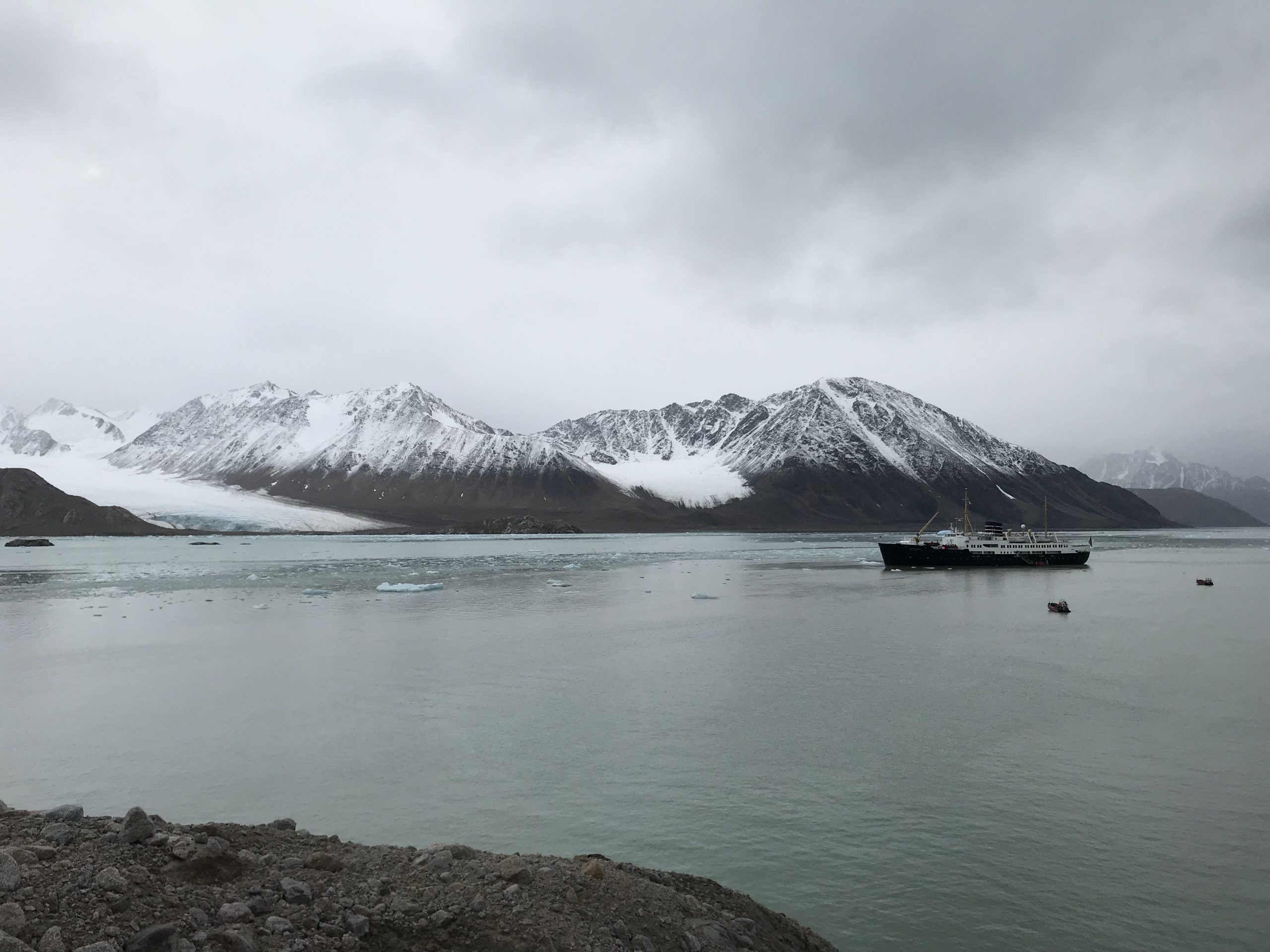 Snö, is och berg i Svalbard