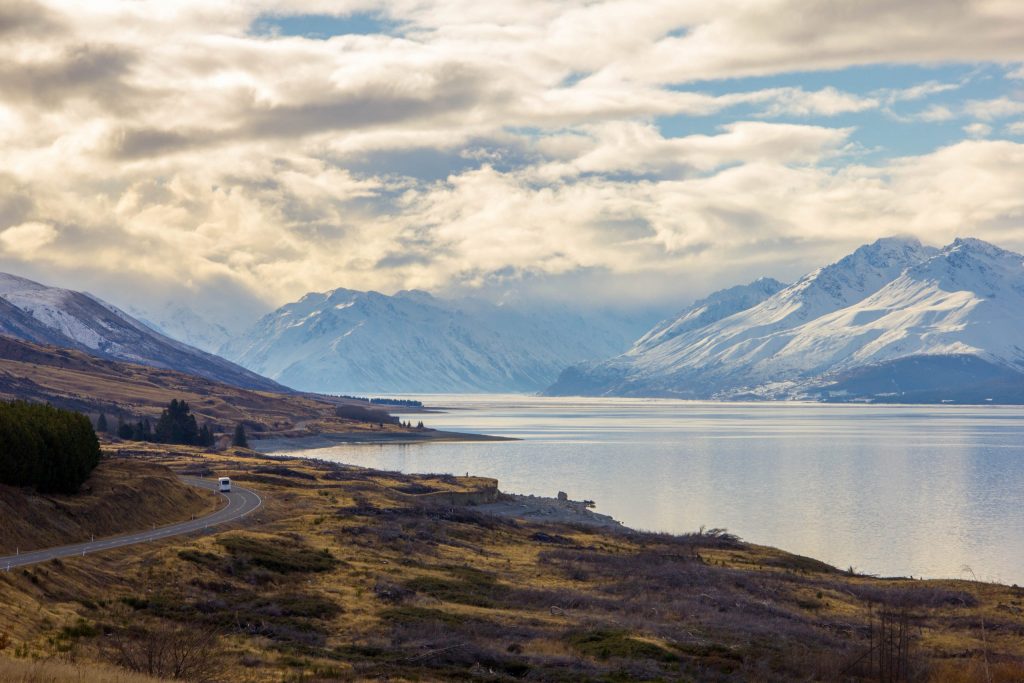 Campervan på roadtrip genom Nya Zeelands vackra landskap