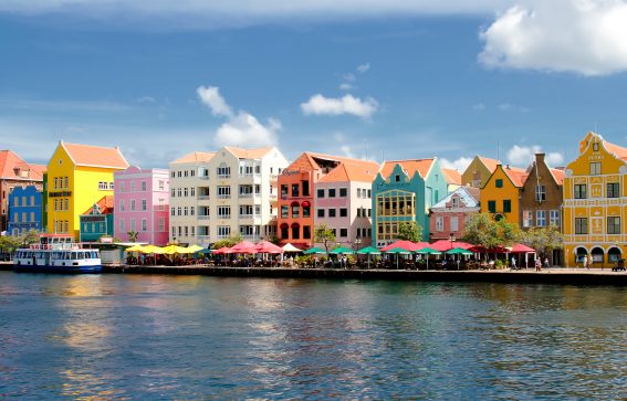 Färgglada hus i Willemstad på Curacao Karibien