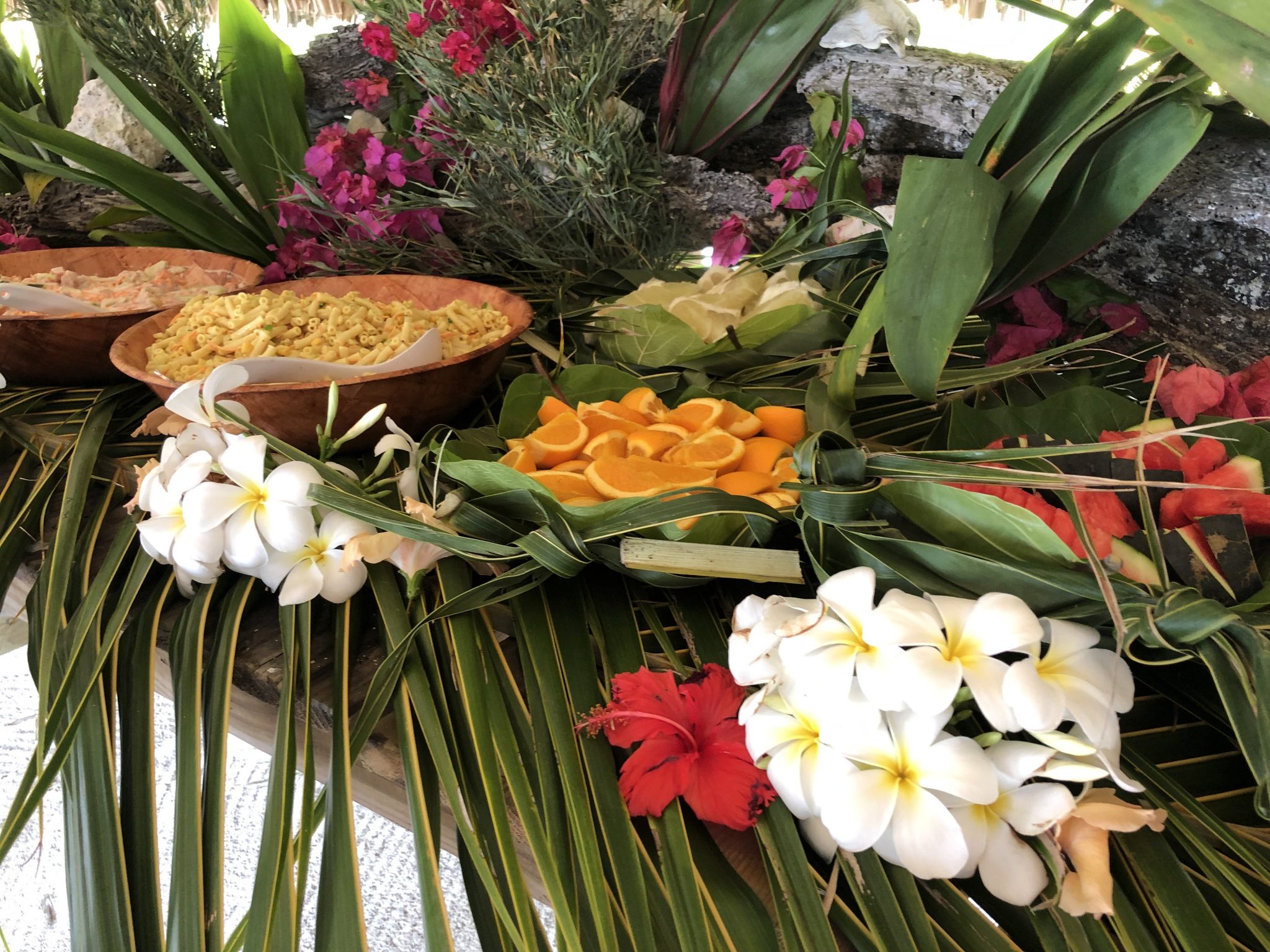 Typisk lunch på Hawaii med blommor och färsk frukt