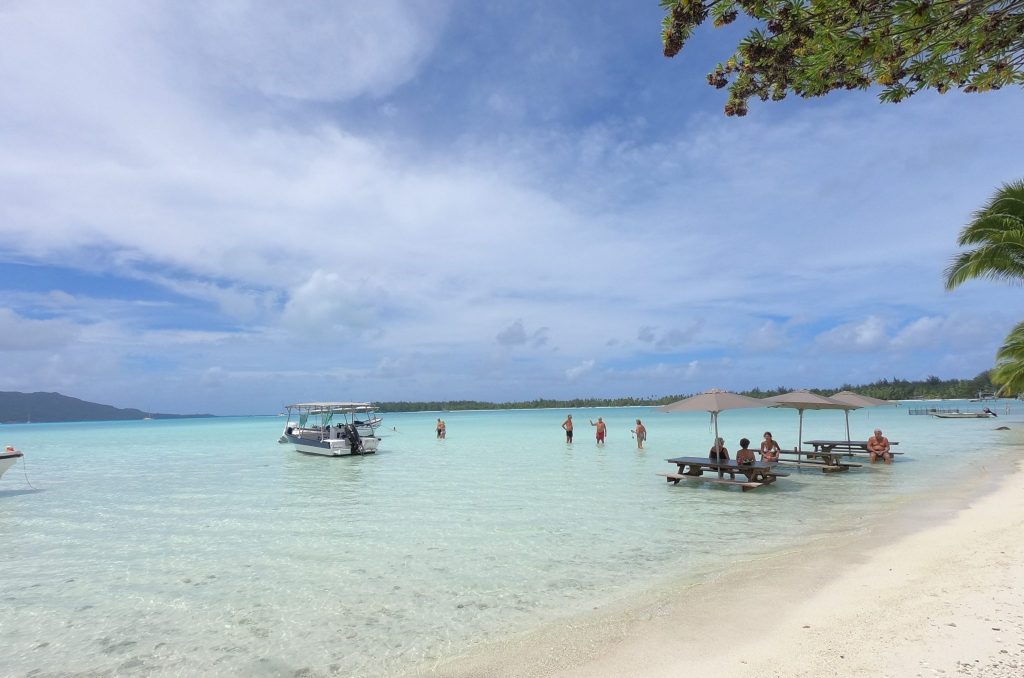 Lunch vid stranden på Bora Bora