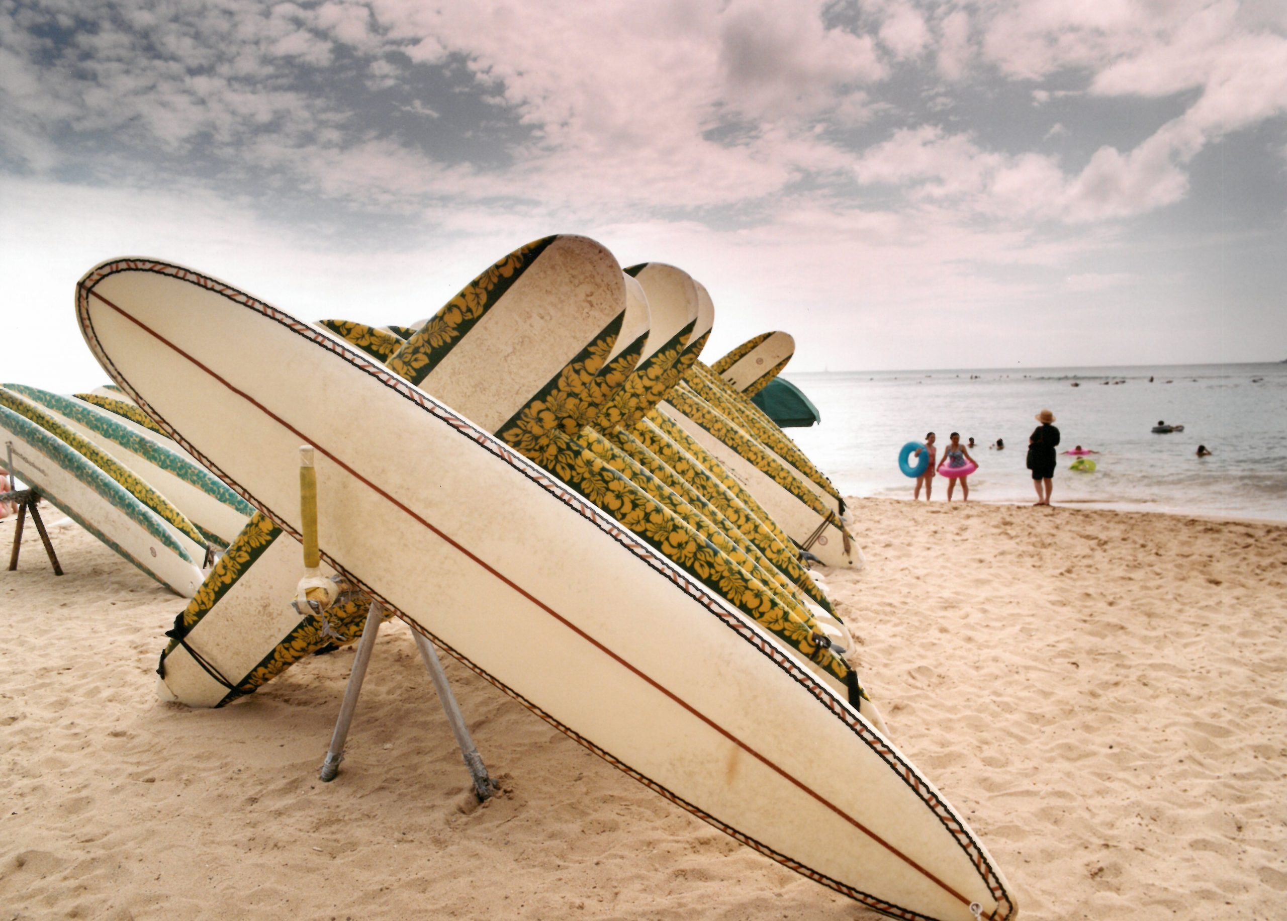 surfingbrädor på en strand i hawaii