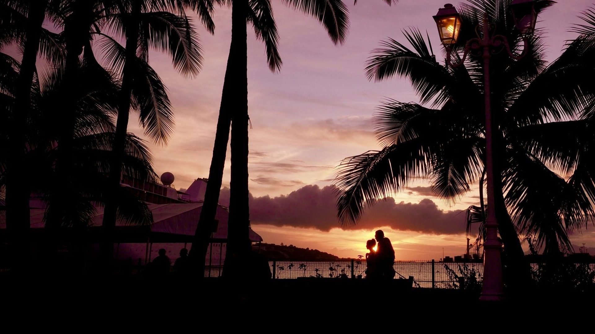 solnedgång på stranden i Tahiti