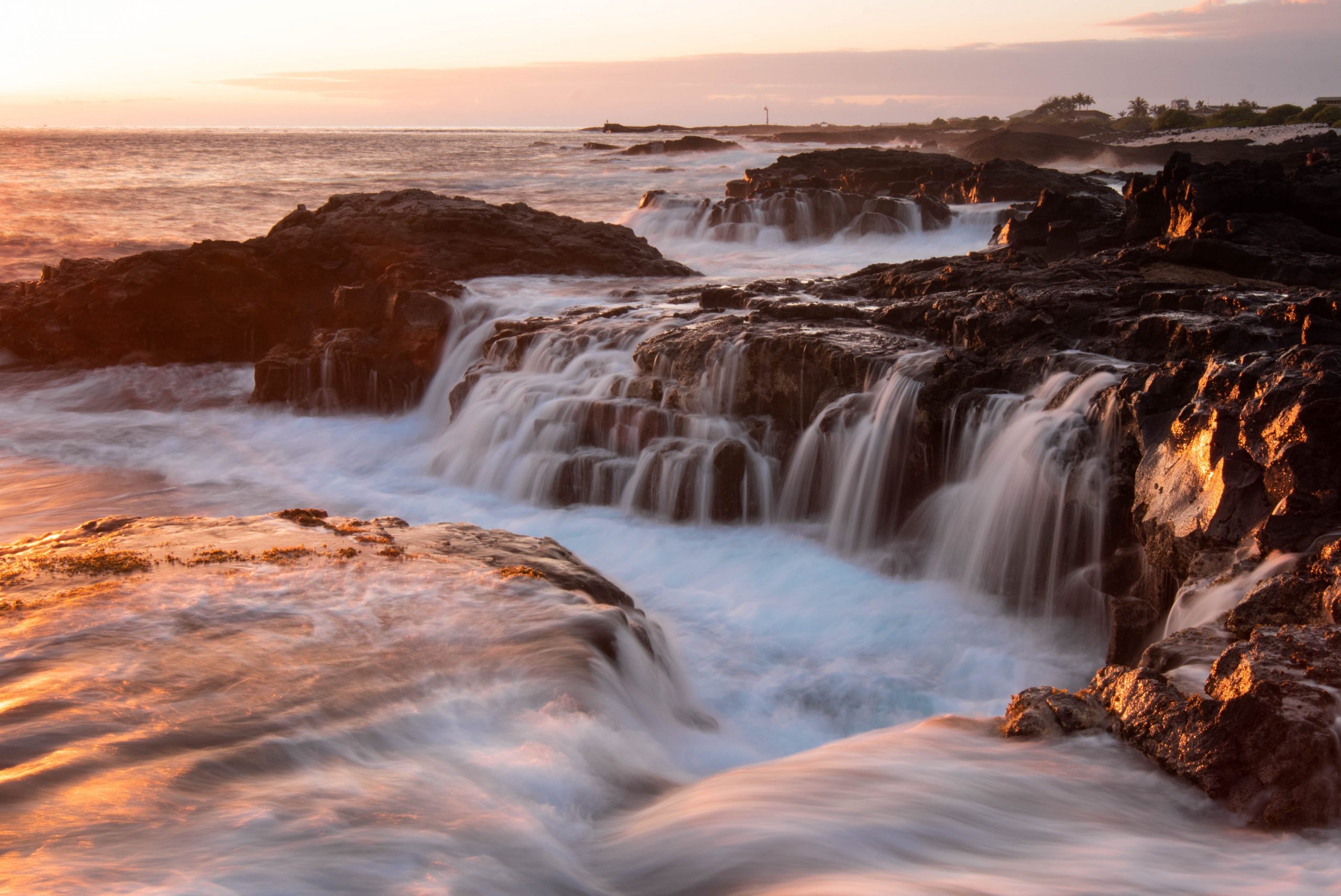 hawaiis natur vågor slår mot klippor