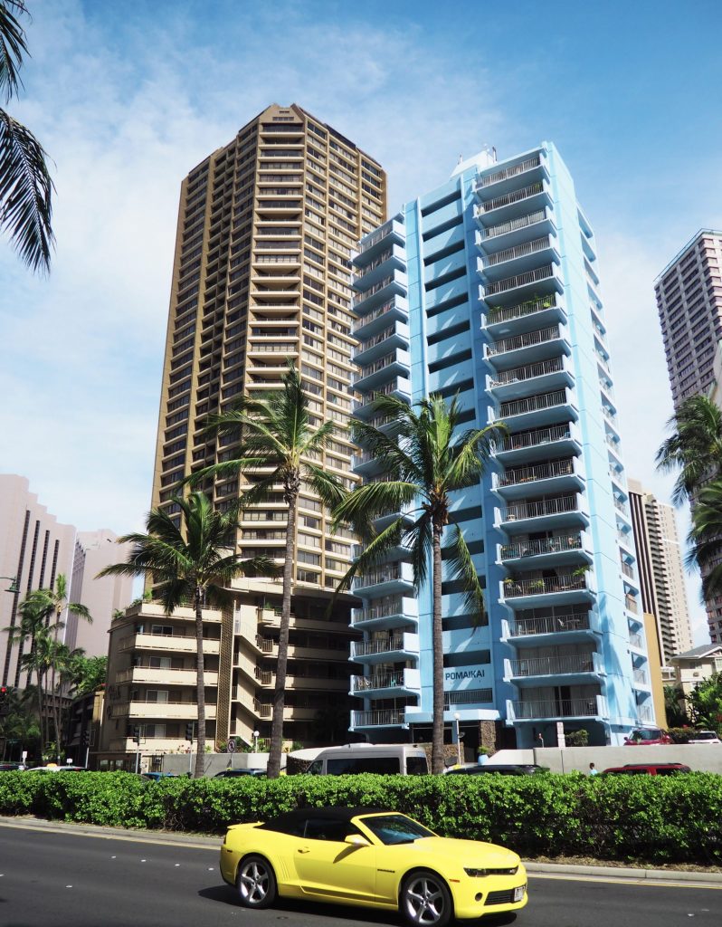 Honolulu stad med höghus och palmer