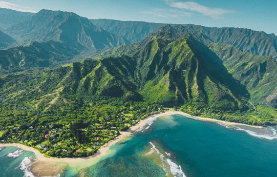 Kauai ön i hawaii med gröna berg och blått hav