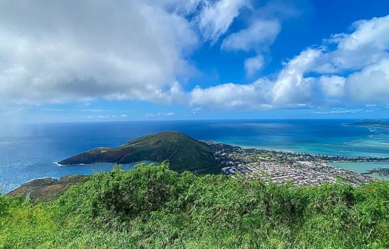 Oahu är en av Hawaiis största öar med klarblått hav vita stränder och grön natur