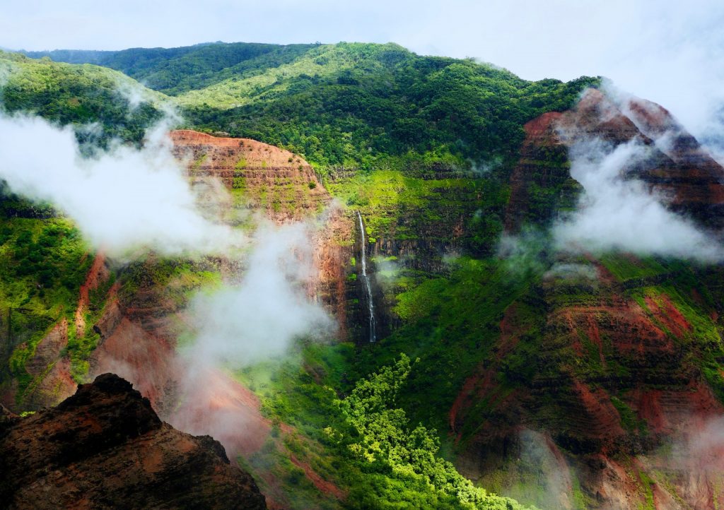 Waimea Canyon på Kauai med höga berg grönska och vattenfall