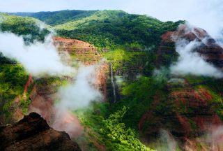 Waimea Canyon på Kauai med höga berg grönska och vattenfall