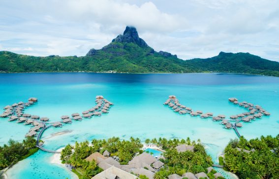 Vacker vy över InterContinental Resort och Spa på Bora Bora Karibien