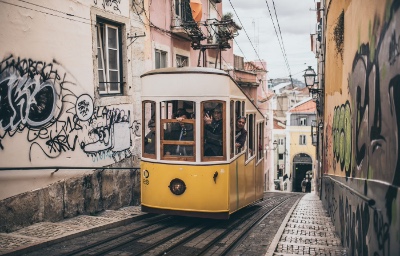 En spårvagn i de centrala delarna av Lissabon