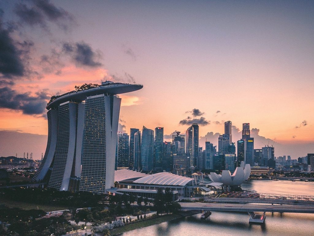 Solnedgång över Singapore stad