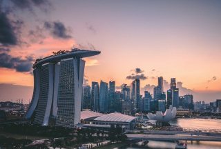 Solnedgång över Singapore stad