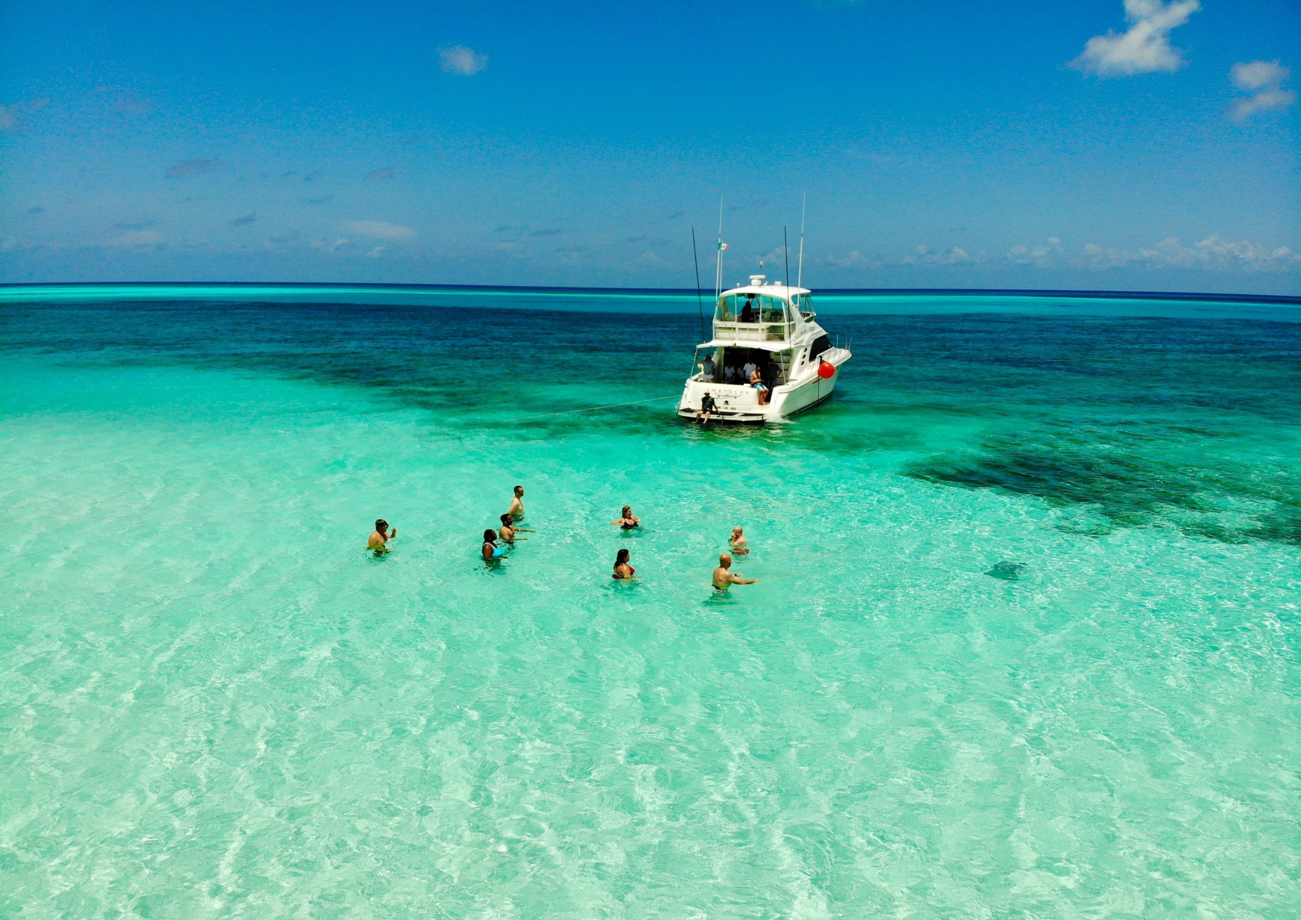 Människor som badar i havet intill Cozumel