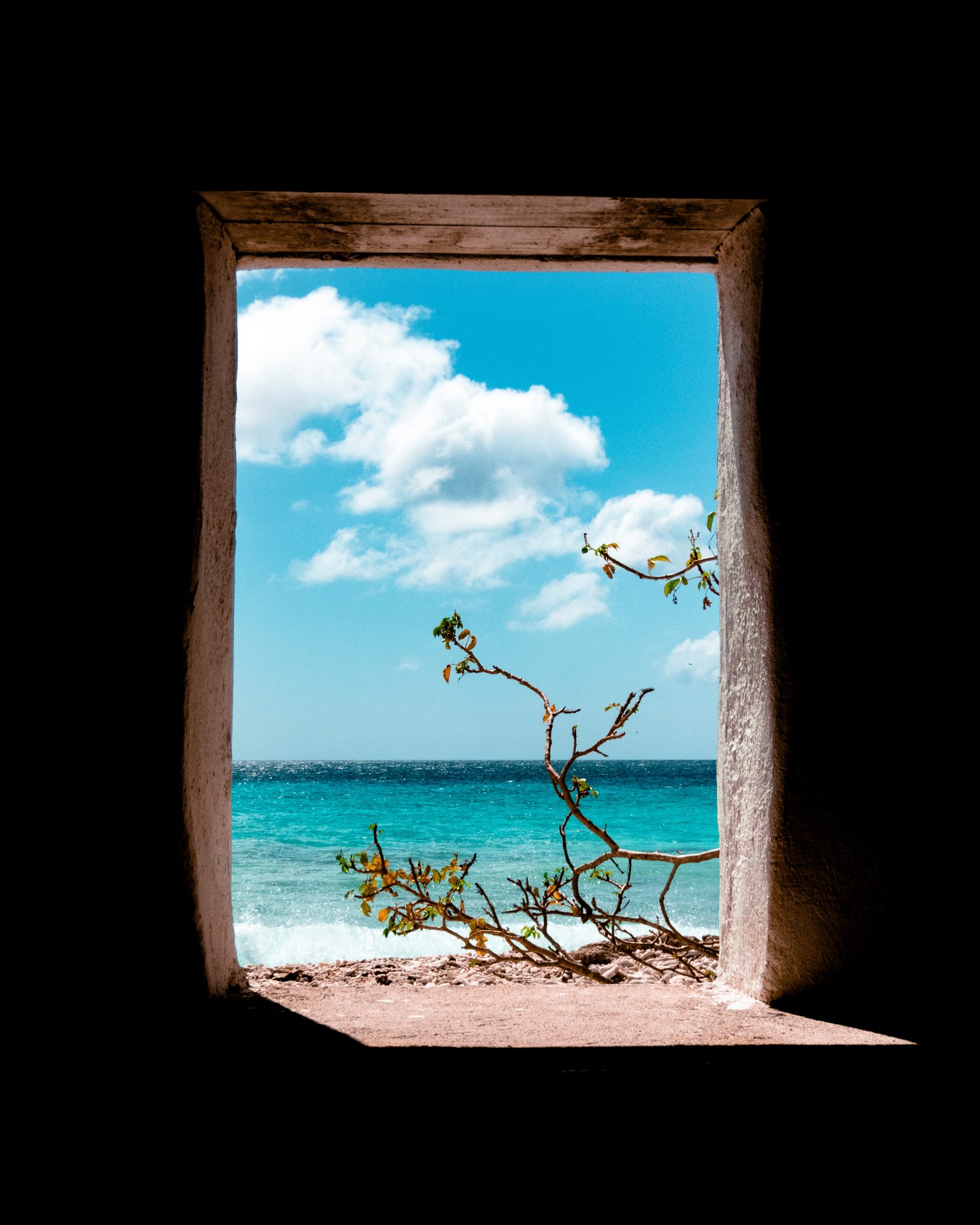 Dörr som leder ut mot vacker strand i Bonaire
