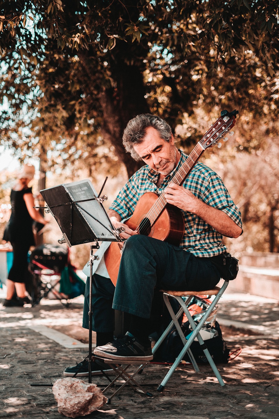 Man som spelar på gitarr i Aten