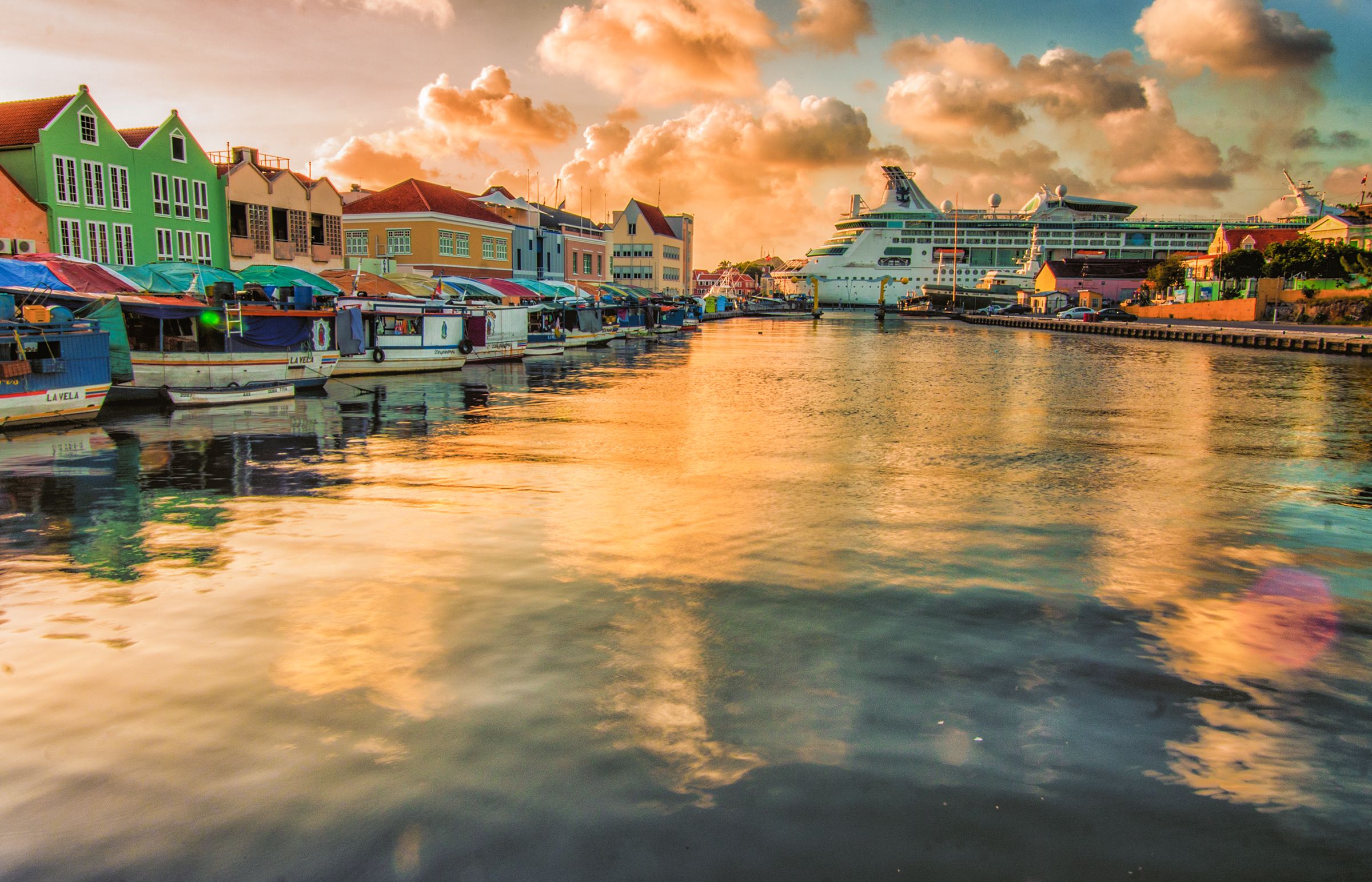 Grandeur of the Seas ligger i hamn på Curacao i solnedgången