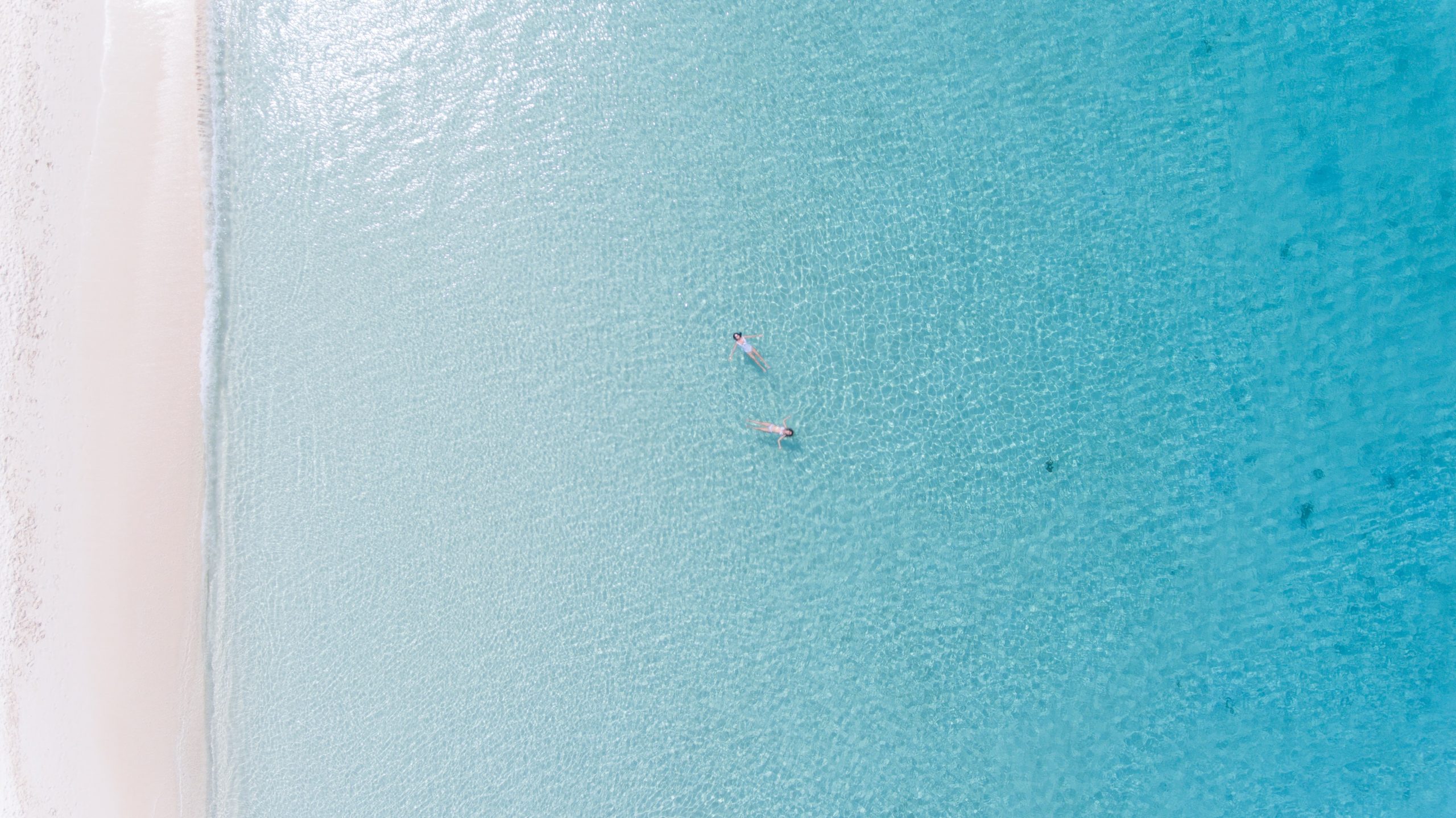 Klarblått vatten vid Grand Cayman