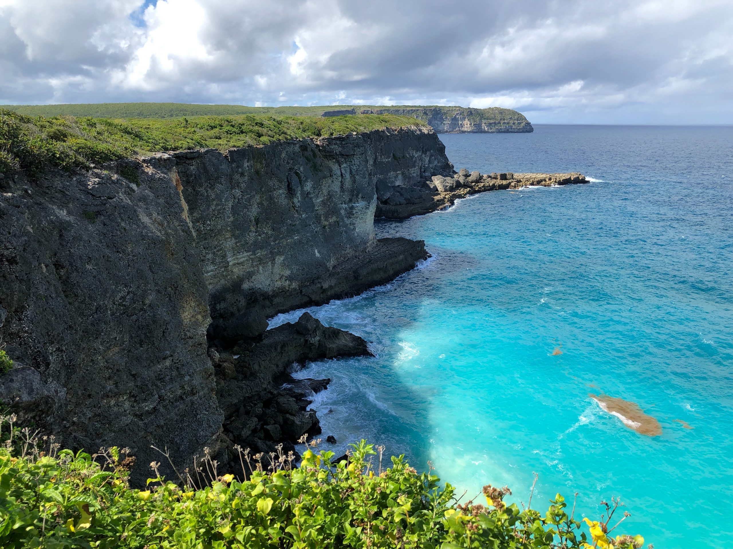 Branta klippor och klarblått vatten i Guadeloupe