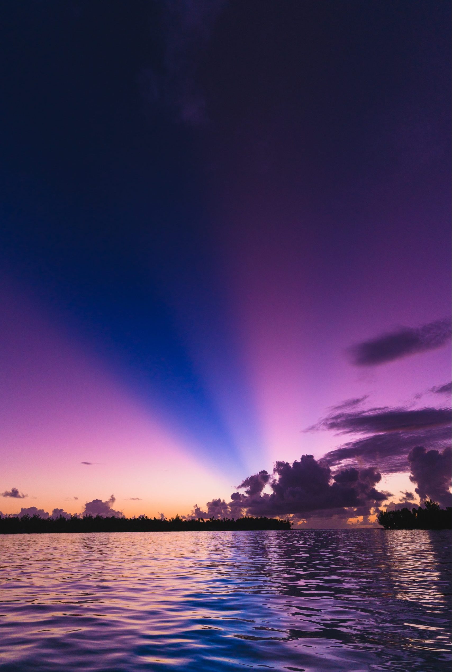 Vacker, lila, solnedgång på Bora Bora
