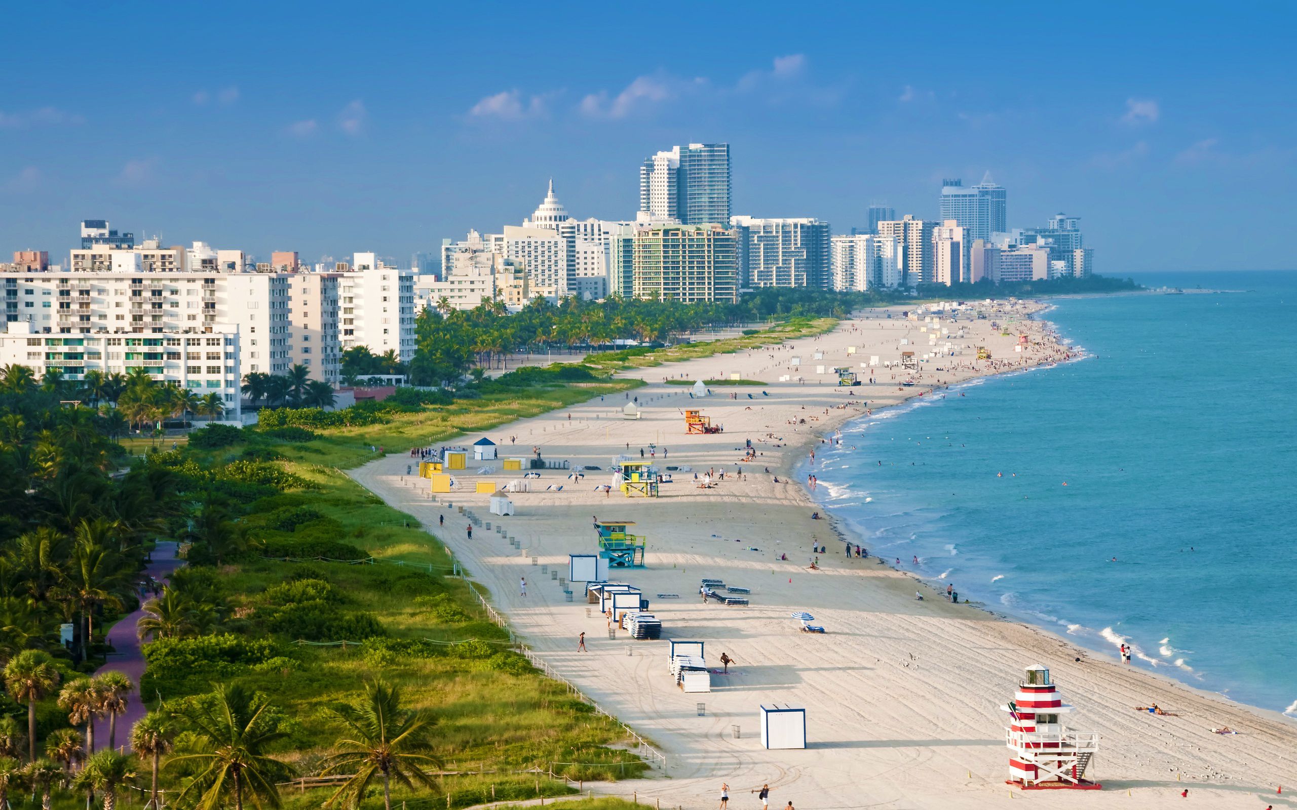 Miami beach med höghus i bakgrunden