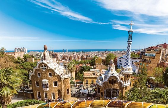Vacker arkitektur i Park Guell i Barcelona