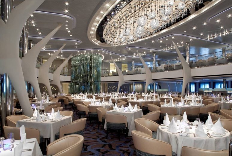 Vackert uppdukad restaurang ombord en utav Celebrity Cruises fartyg