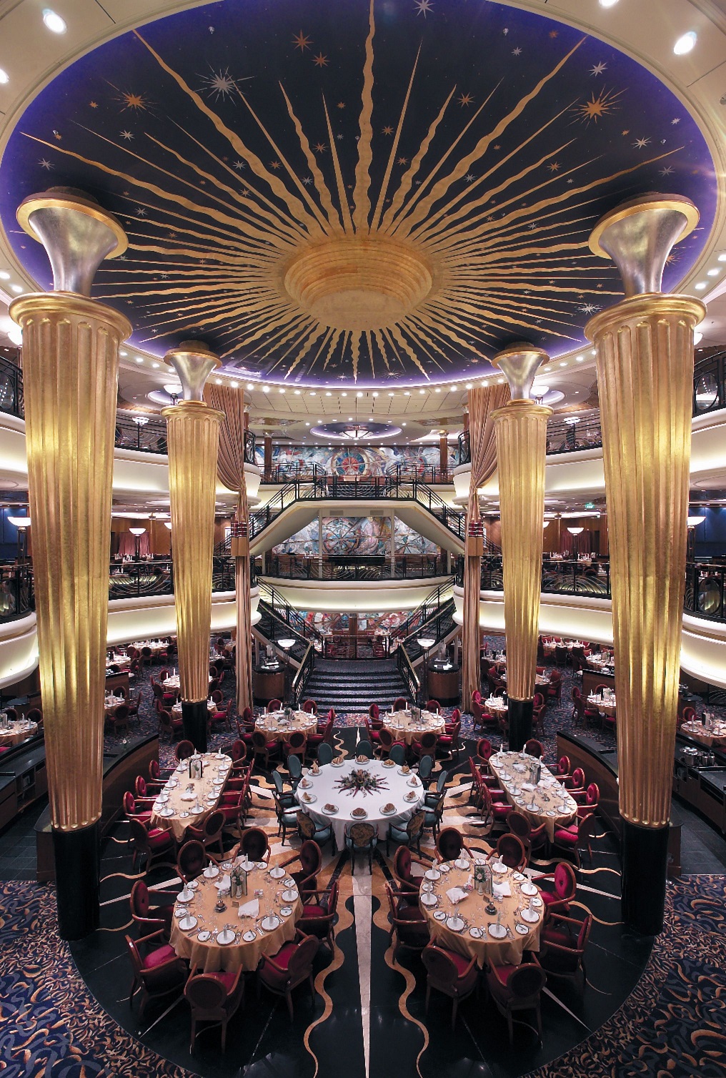 Vacker restaurang ombord Explorer of the Seas