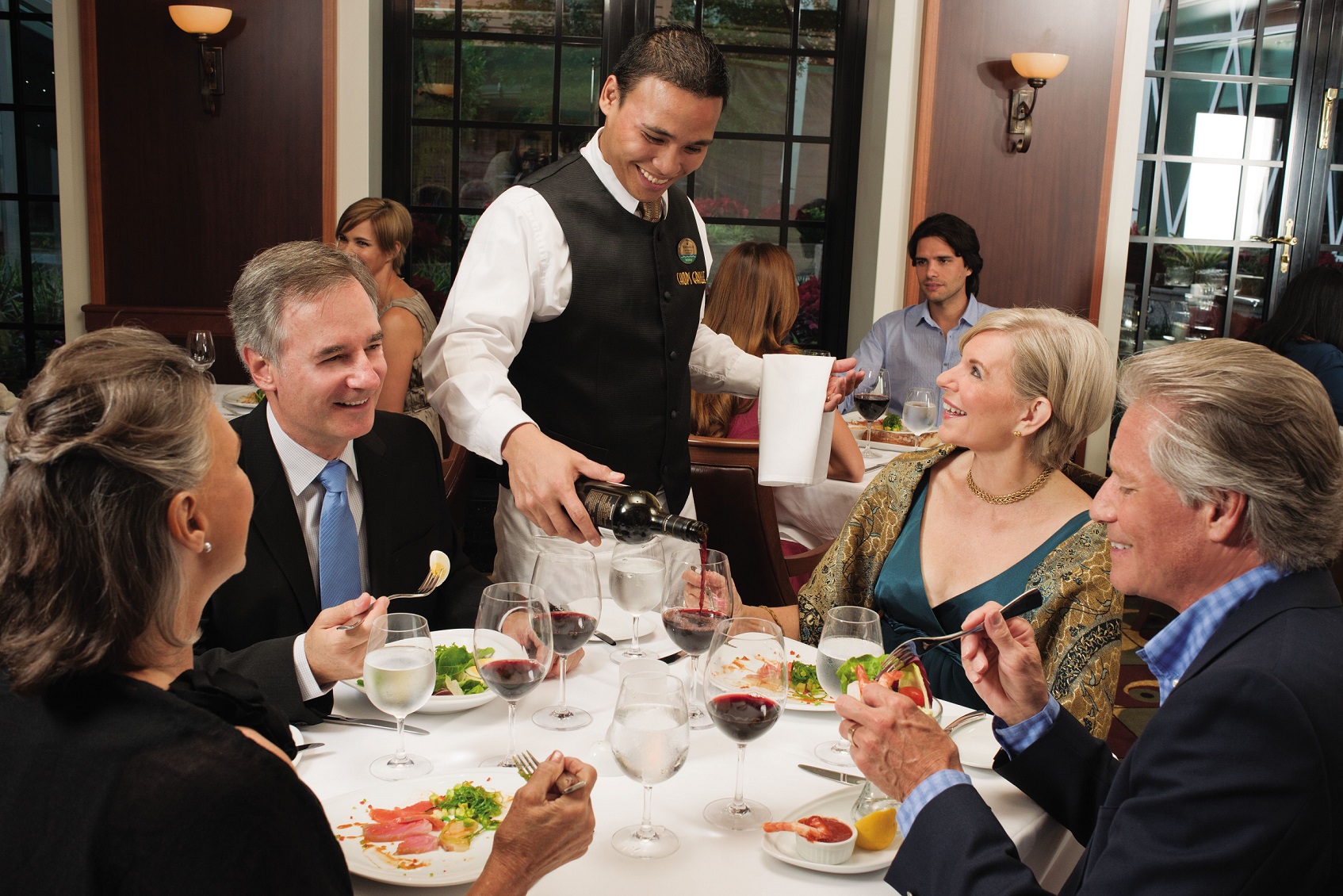 Grupp med människor på restaurang ombord Allure of the Seas