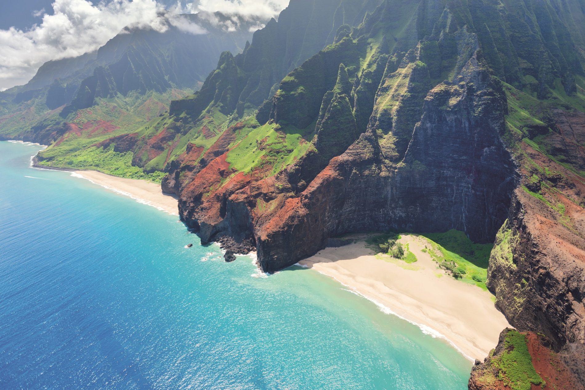 Na Pali kusten opKauai Hawaii med röda berg och klarblått vatten