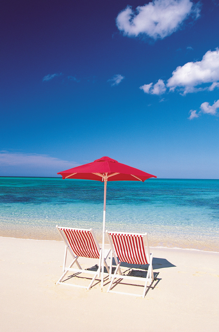 Solstolar på strand i Bahamas